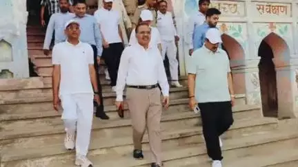 इटावा: गंगा दशहरा की पूर्व संध्या पर डीएम और एसएसपी ने यमुना घाट पर स्वच्छता अभियान चलाया, आरती भी की