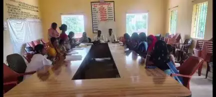 छतरपुर: सिलदाग में 'चुप्पी तोड़ो, स्वस्थ रहो' अभियान के तहत महिलाओं को स्वस्थ रहने की जानकारी दी गई