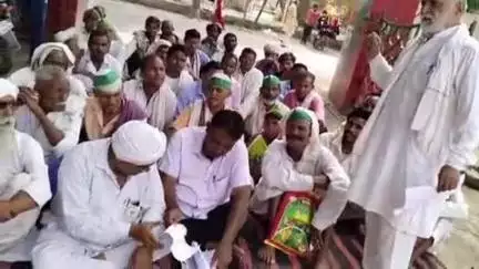 सहसवान: भाकियू टिकैत ग्रुप ने वन विभाग के कर्मचारियों पर गरीब किसान से ₹50,000 की वसूली का आरोप लगाते हुए धरना दिया