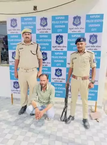 વડોદરા ઉત્તર: વોન્ટેડ આરોપી ને પોલિસ એ પરિવાર ચાર રસ્તા પાસે થી ઝડપાયો