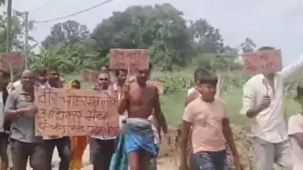 पातेपुर: जर्जर सड़क निर्माण के लिए चांदपुर फतह पंचायत में लोगों का मार्च, 'रोड नहीं तो वोट नहीं' का नारा