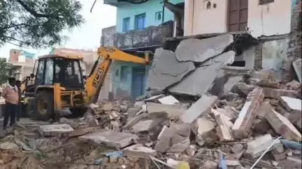 पन्ना: अमानगंज ज्वाला माता मंदिर के पास शासकीय भूमि पर बने मकान पर प्रशासन का बुलडोजर चला