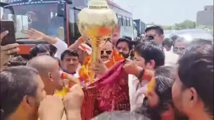 देवकाली गोरखपुर मार्ग पर पूर्व विधायक विनय शंकर तिवारी का समाजवादी पार्टी कार्यकर्ताओं ने भव्य स्वागत किया