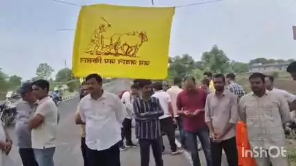 उज्जैन ग्रामीण: विक्रम उद्योग पूरी के नरवर गेट पर सात गांवों के किसानों ने टेंट लगाकर अनिश्चितकालीन धरना प्रदर्शन शुरू किया
