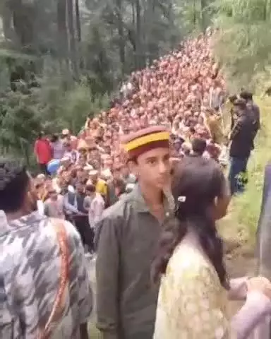 करसोग: महोग क्षेत्र के श्री नाग चवासी मंदिर में प्राण प्रतिष्ठा के मौके पर उमड़ा भक्तों का तांता, कारदार TC ठाकुर ने दी जानकारी