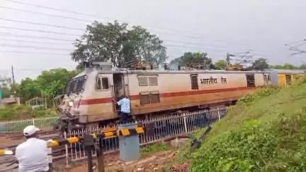ବସ୍ତା: ସ୍ଥାନୀୟ ରେଳ ଷ୍ଟେସନର ଦକ୍ଷିଣ କେବିନ ନିକଟରେ ତେଜସ ରାଜଧାନୀ ଏକ୍ସପ୍ରେସରେ ଲାଗିଲା ନିଆଁ
