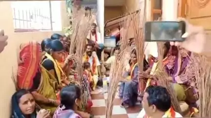 ಜೇವರ್ಗಿ: ಪಟ್ಟಣದಲ್ಲಿ ಪೊರಕೆ ಸಮೇತ ಆಗಮಿಸಿ ಅಬಕಾರಿ ಕಚೇರಿಗೆ ಬೀಗ ಜಡಿದ ಗೃಹಿಣಿಯರು #localissue
