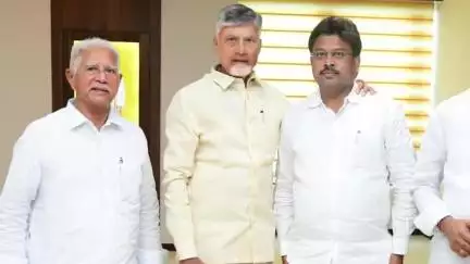 ప్రొద్దుటూరు: ముఖ్యమంత్రి చంద్రబాబును కలిసి నియోజకవర్గంలోని పలు అభివృద్ధి కార్యక్రమాలపై చర్చించిన ఎమ్మెల్యే వరదరాజుల రెడ్డి