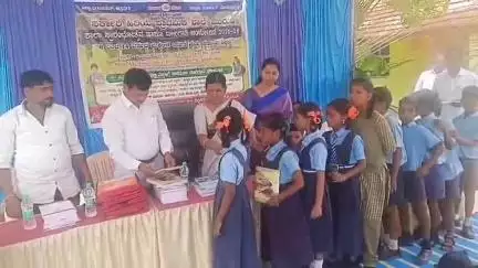 ಮೊಳಕಾಲ್ಮುರು: ಮುರುಡಿ ಗ್ರಾಮದಲ್ಲಿ ಶಾಲಾ ಪ್ರಾರಂಭೋತ್ಸವ, ದಾಖಲಾತಿ ಕಾರ್ಯಕ್ರಮಕ್ಕೆ ಬಿಇಒ ನಿರ್ಮಲಾದೇವಿ ಚಾಲನೆ