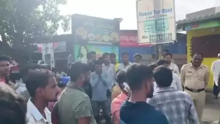 ಹಳಿಯಾಳ: ಚಿಕನ್ ಬಿರಿಯಾನಿ ಕೇಳಿದ್ದಕ್ಕೆ ಬೀಫ್ ಬಿರಿಯಾನಿ ನೀಡಿರುವುದಾಗಿ ಆರೋಪ, ಪಟ್ಟಣದ ತಗಡ ಬಿರಿಯಾನಿ ಹೊಟೇಲ್ ಮುಂದೆ ಪ್ರತಿಭಟನೆ