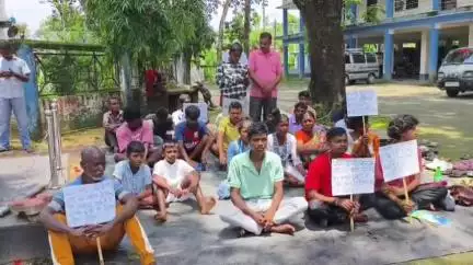 ধূপগুড়ি: জমি দিয়েও কাজ না পেয়ে নাগরাকাটা বিডিও অফিসের সামনে ধর্নায় বসল নাগরাকাটা চাবাগানের সুখনবাড়ি লাইনের বাসিন্দা কানখু মুন্ডা