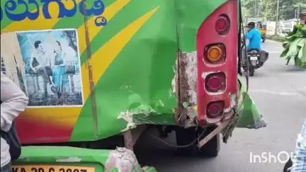 ಶಿವಮೊಗ್ಗ: ನಗರದ ಎಂಆರ್‌ಎಸ್ ಸರ್ಕಲ್‌ನಲ್ಲಿ ಖಾಸಗಿ ಬಸ್‌ಗೆ ಕಾರು ಡಿಕ್ಕಿ, ಹಲವರಿಗೆ ಗಾಯ