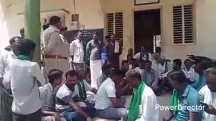 ಗುಂಡ್ಲುಪೇಟೆ: ತಾಲ್ಲೂಕಿನ ಓಂಕಾರ್ ವಲಯ ಅರಣ್ಯಾಧಿಕಾರಿ ಕಚೇರಿ ಎದುರು ರೈತರ ಪ್ರತಿಭಟನೆ