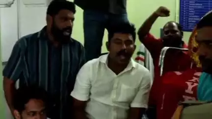കൊല്ലം: ഡി.ഇ.ഒ ഓഫിസ് ഉപരോധിച്ച് റീത്ത് വച്ചു, ഒമ്പത് ആര്‍.വൈ.എഫ് പ്രവര്‍ത്തകർ കസ്റ്റഡിയിൽ