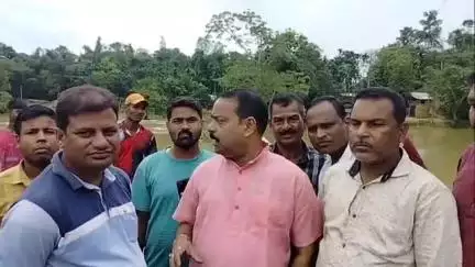 হাইলাকান্দি: গাগলাছড়ার কাটালটিলা এলাকায় অস্থায়ী বাঁধ ভাঙনে প্লাবিত এলাকা পরিদর্শন করে বাসিন্দাদের খোঁজ নিলেন সাংসদ