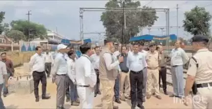 चांदवा: धनबाद रेल मंडल के डीआरएम ने टोरी जंक्शन का निरीक्षण किया, फुट ओवर ब्रिज का जायजा लिया