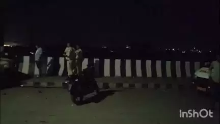 उज्जैन ग्रामीण: चिंतामन पुल पर तेज रफ्तार कार ने ई-रिक्शा को मारी टक्कर, घायल अस्पताल में भर्ती