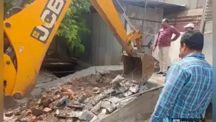 अकोला: मनपा व्‍दारा उत्‍तर झोन येथील नाल्‍यावरील अतिक्रमणावर निष्‍कासनाची कारवाई.