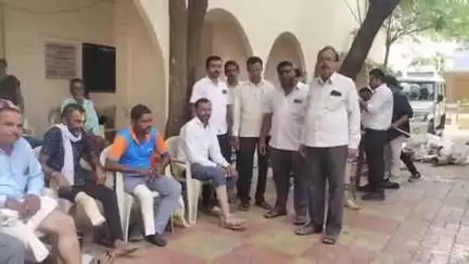 शिरपूर: तालुक्यातील दिव्यांगांसाठी कृत्रिम हातपाय व कॅलिपर्स आदी साहित्याचे पंचायत समितीच्या आवारात वाटप शिबीर संपन्न