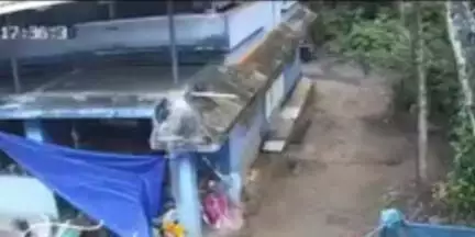 കൊട്ടാരക്കര: നിലമേലിൽ വീട്ടുമുറ്റത്ത് കളിച്ചുകൊണ്ടിരുന്ന ആറ് വയസ്സുകാരനെ തെരുവുനായ ആക്രമിച്ചു, സി.സി.ടി.വി ദൃശ്യം പുറത്ത്