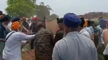 पीलीभीत: सिक्किम में शहीद हुए सेना के जवान लखविंदर सिंह का धुरिया पलिया गांव में राजकीय सम्मान के साथ अंतिम संस्कार हुआ