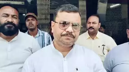 बिहार में बढ़ते अपराध से डरे रेलवे अधिकारियों ने बचने के लिए सड़कों पर ऊंची ऊंची दीवार खड़ा कर दिया।कटिहार DRM से राजद का शिष्टमंडल मिलकर कहा कि साहेबपाड़ा में जगह जगह सड़कों पर दीवार खड़ा किया जाना गलत है–समरेंद्र कुणाल,राजद कटिहार।