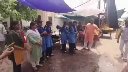 सहसवान: गांधी नेत्र चिकित्सालय के गेट पर श्री कैलाश घाम कछला की ओर से स्काउट एवं गाइड स्वयं सेवकों ने खिचड़ी प्रसाद वितरित किया