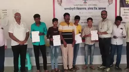 अंबड: दाखला आपल्या दारी उपक्रमाचे अंबडच्या मत्स्योदरी विद्यालयात नायब तहसीलदाराच्या हस्ते वीमोचन प्रमाणपत्राचे वाटप