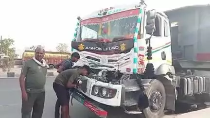 दुर्गावती: कुल्हड़ियां मोड़ के पास NH-19 पर ट्रेलर अनियंत्रित होकर ट्रक से टकराया, चालक बाल-बाल बचा
