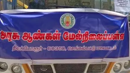 திருப்போரூர்: அரசு ஆண்கள் மேல்நிலை பள்ளியிலிருந்து முட்டுக்காட்டில் உள்ள புராதான சின்னமான தட்சனசித்ராவினை மாணவ, மாணவியர்கள் பார்வையிடு வதற்கான கல்வி சுற்றுலா