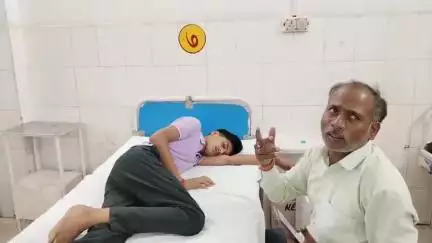इटावा: जसवंतनगर से सरायभूपत के बीच ट्रेन में सफर के दौरान जहर का शिकार हुआ युवक, परिजन उसे उपचार हेतु अस्पताल ले गए