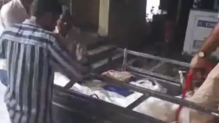 ज़मानिया: फुल्लनपुर के पास एक अज्ञात व्यक्ति की मिली माला लाश, पहचान के बाद शव परिजनों को पुलिस ने किया सुपुर्द