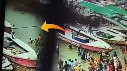 मान मंदिर घाट पर डूबते किशोर को एनडीआरएफ कर्मी ने बचाया