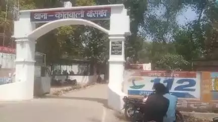 बांसगांव: बांसगांव इलाके के कटवर चौराहे पर तेज रफ्तार डंपर की चपेट में आने से महिला की मौके पर हुई दर्दनाक मौत