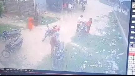 कुमारखंड: ग्रामीण बैंक कुमारखंड परिसर में खड़ी बाइक की डिक्की से चोर ने ₹1 लाख चुराए, घटना सीसीटीवी में कैद