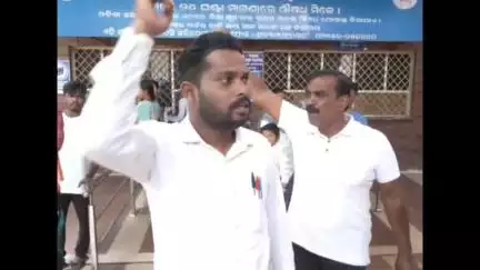 କୋରାପୁଟ ସହର: କୋରାପୁଟ ସହିଦ୍ ଲକ୍ଷ୍ମଣ ନାୟକ ମେଡିକାଲ କଲେଜରେ ୬ମୃତ୍ୟୁ ଘଟଣାକୁ ତିବ୍ର ବିରୋଧ କରିଛି କୋରାପୁଟ କଂଗ୍ରେସ