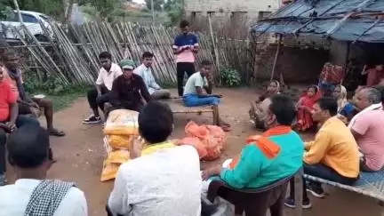 बेरमो: कडरूखूंटा गांव में आदिवासी खेती छोड़ पलायन को मजबूर, भाजपा पीड़ितों से मिली, जांच की मांग की