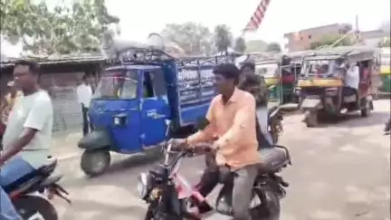 कैरो: कैरो में झारखंड बंद के समर्थन में आदिवासी संगठनों का प्रदर्शन, सरना झंडे और नारों के साथ सरना कोड की मांग