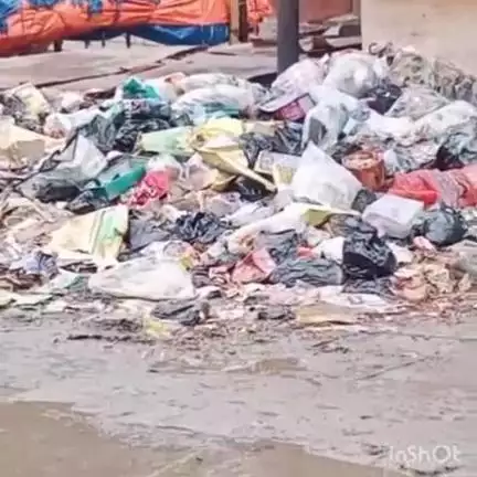 नरपतगंज: बसमतिया बाजार में कचरे के ढेर और दुर्गंध से परेशान बाजारवासी ने जताया आक्रोश