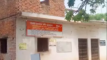 करछना: डीहा बाजार में संचालित देसी शराब की दुकान पर अंकित मूल्य से ज्यादा दाम में बिक रही शराब, वीडियो हुआ वायरल