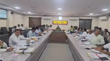 जिले के सभी अधिकारीगण एक पेड़ मां के नाम पर अवश्य लगाएं: कलेक्टर तूलिका प्रजापति