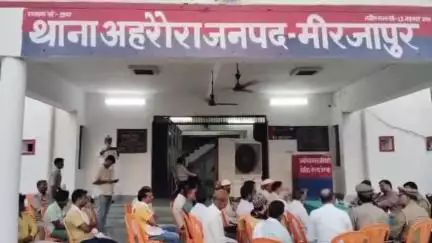 चुनार: अहरौरा थाने पर आगामी बकरीद के त्यौहार को लेकर की गई शांति बैठक