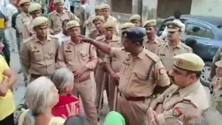 स्याना में एसपी सिटी ने बकरीद पर सुरक्षा को लेकर मिश्रित आबादी वाले मोहल्लों में पैदल गश्त कर दिए दिशा निर्देश