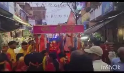 परैया: परैया बाजार में हनुमत प्राण प्रतिष्ठा के दूसरे दिन सैकड़ों श्रद्धालुओं ने प्रतिमा का नगर भ्रमण कराया