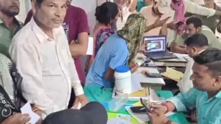 खजनी: धुरियापार विद्युत स्टेशन के अवर अभियंता ने कर्मचारियों को उपभोक्ताओं को बेहतर बिजली सेवा देने का दिया निर्देश