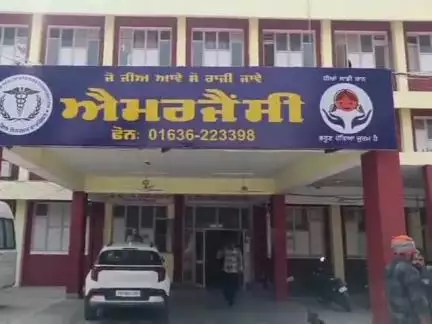 ਮੋਗਾ: ਮੋਗਾ ਦੇ ਗਾਂਧੀ ਰੋਡ ਤੇ ਦੇਰ ਸ਼ਾਮ ਇੱਕ ਦੁਕਾਨ ਚ ਦਾਖਲ ਹੋ ਕੇ ਇੱਥੇ ਵਿਅਕਤੀ ਨੇ ਪਿਸਤੌਲ ਦੀ ਨੋਕ ਤੇ ਕੀਤੀ ਲੁੱਟ ਦੁਕਾਨਦਾਰ ਦੇ ਮਾਰੀਆਂ ਗੋਲੀਆਂ
