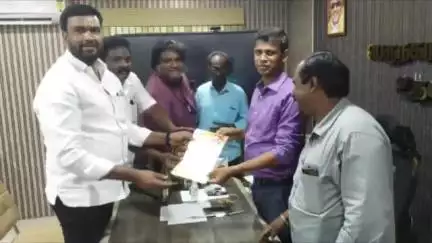 திருவொற்றியூர்: எண்ணூர் பகுதியில் நடைபெறும் மழை நீர் வடிகால் பணியை விரைந்து முடிக்க மண்டல அலுவலரிடம் மனு கொடுத்த திமுக பகுதி செயலாளர்