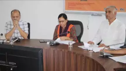 मैहर: मैहर में समीक्षा बैठक के दौरान DM रानी बाटड़ ने मोबाइल में व्यस्त 3 शासकीय कर्मियों को बैठक से बाहर किया