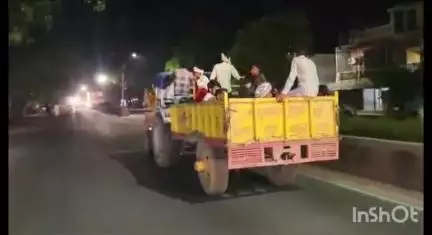 एटा: गंगा दशहरा पर जाने वाले लोगों ने ट्रैक्टर सहित अन्य वाहनों से शहर में उड़ाई यातायात नियमों की धज्जियां, पुलिस रही बेखबर