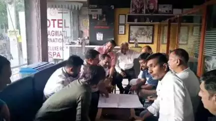 आबू रोड: आबूरोड दरबार स्कूल के सामने सामूहिक व्यापार संगठन और एलएनटी अधिकारियों के बीच हुई बैठक